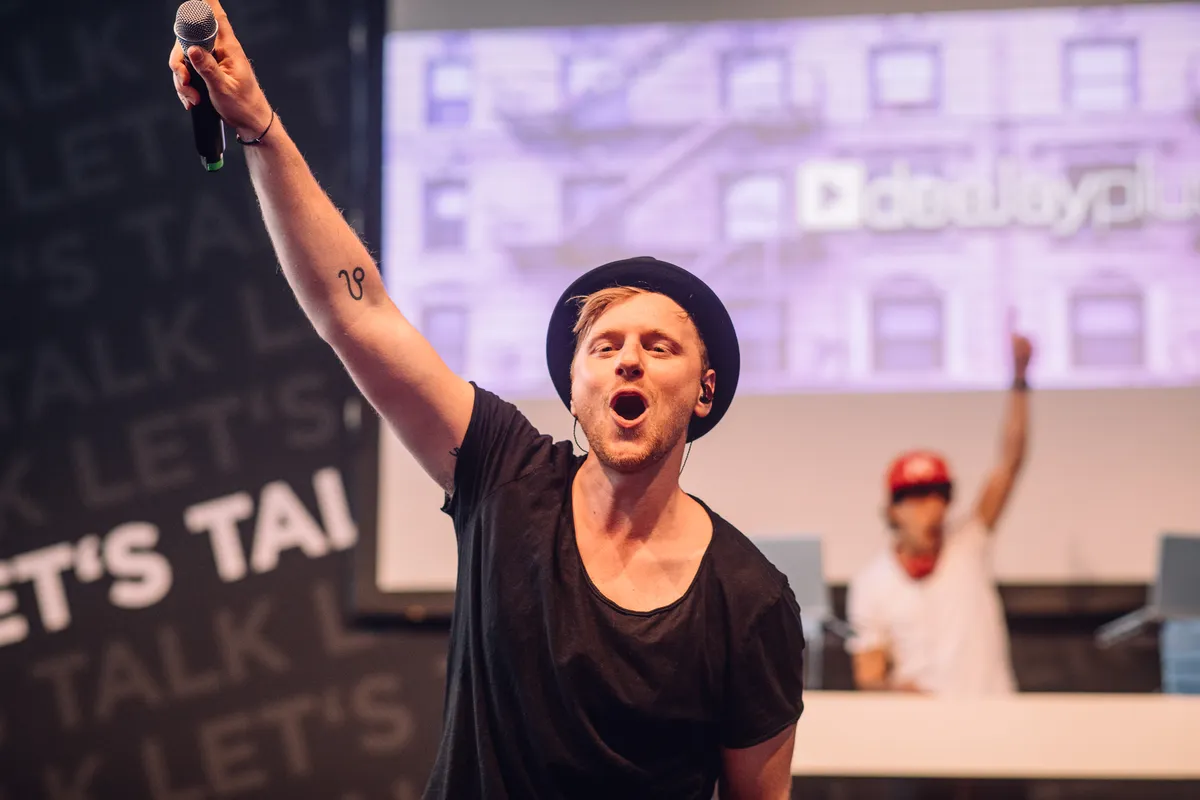 Deejay Plus auf der BOE 2022, Live-Musik bei der Messeveranstaltung in Deutschland.